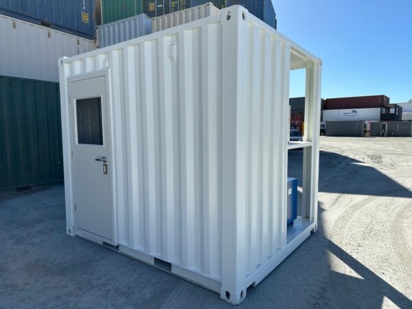 premiershippingcontainers_1690323794_3154987079935511665_4553681639-600x450-1-1-1 10′ high cube has been converted into a custom designed field